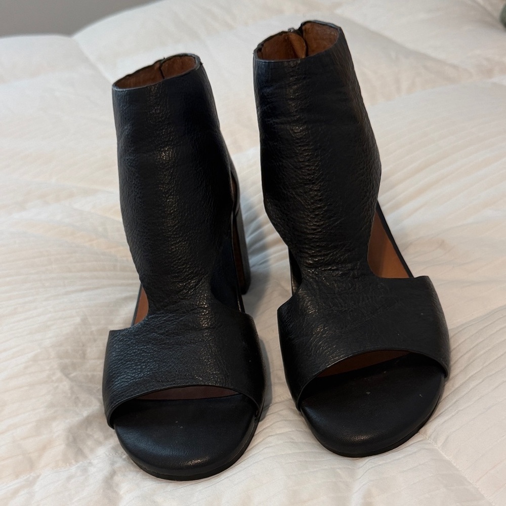 Women's Leather Black Cutout Block Heel Sandals